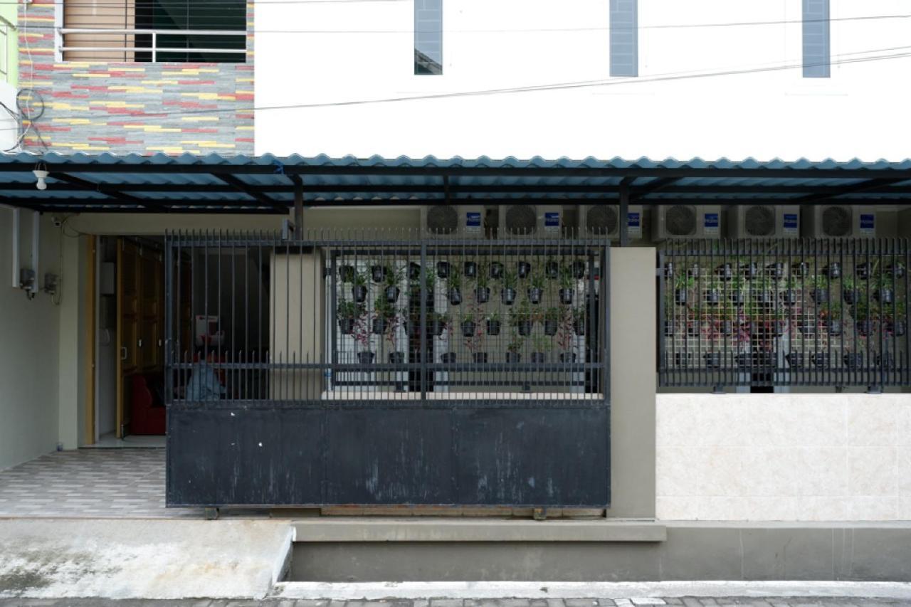 Reddoorz Hostel Near Kota Lama Semarang Exterior photo
