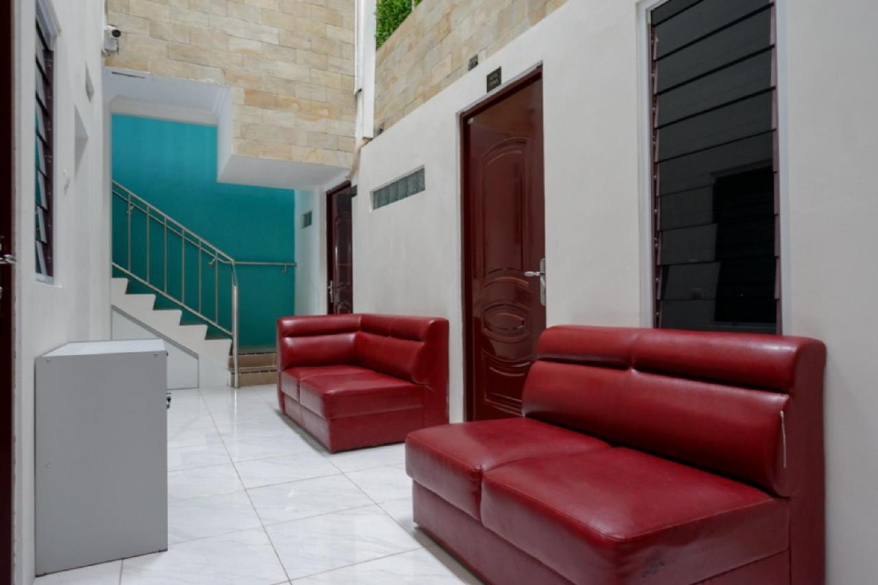 Reddoorz Hostel Near Kota Lama Semarang Exterior photo