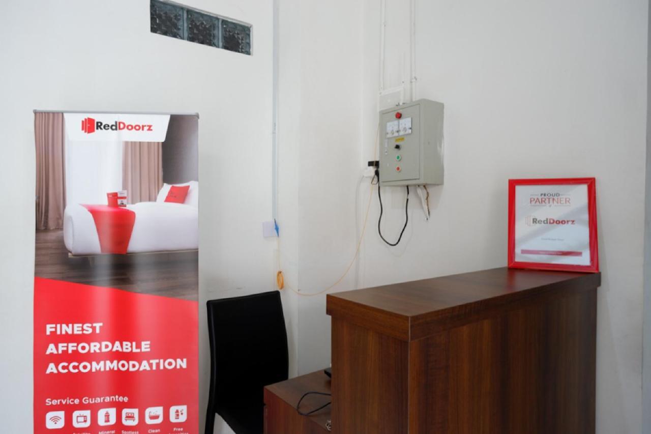 Reddoorz Hostel Near Kota Lama Semarang Exterior photo