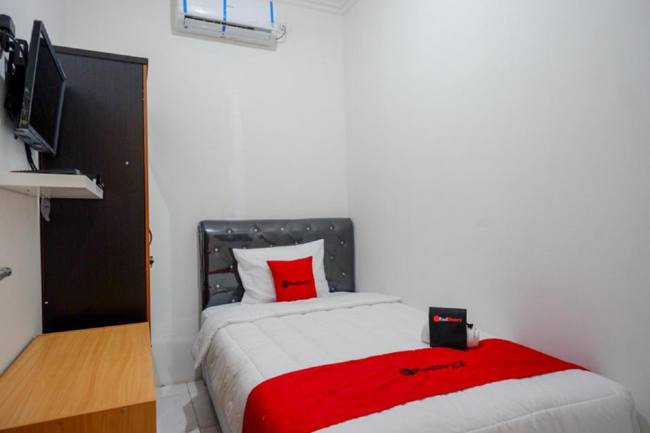 Reddoorz Hostel Near Kota Lama Semarang Exterior photo
