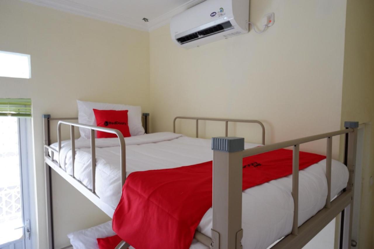 Reddoorz Hostel Near Kota Lama Semarang Exterior photo