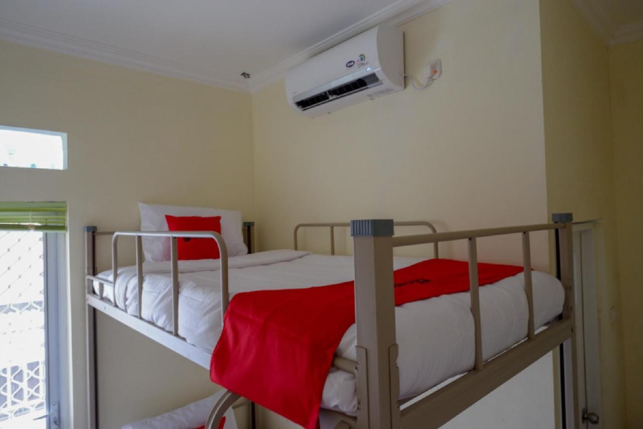 Reddoorz Hostel Near Kota Lama Semarang Exterior photo