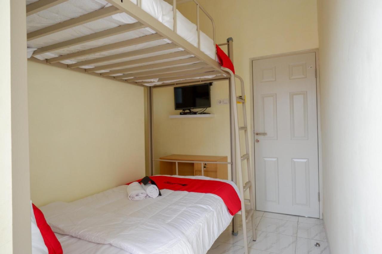Reddoorz Hostel Near Kota Lama Semarang Exterior photo