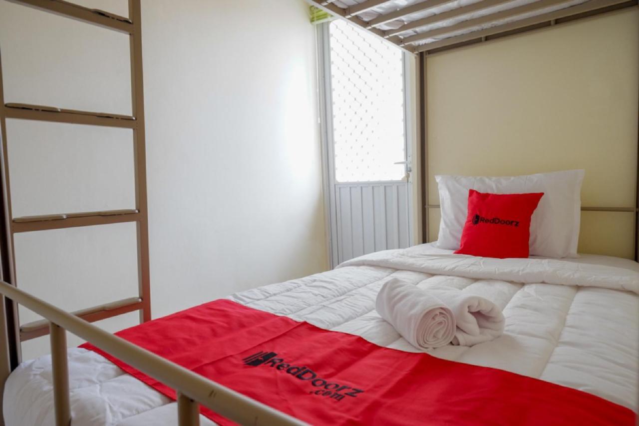 Reddoorz Hostel Near Kota Lama Semarang Exterior photo