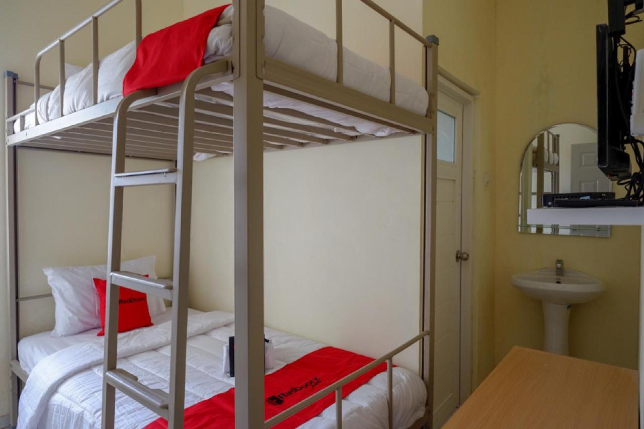 Reddoorz Hostel Near Kota Lama Semarang Exterior photo